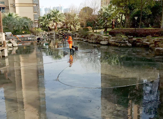 边坝景观池淤泥清理