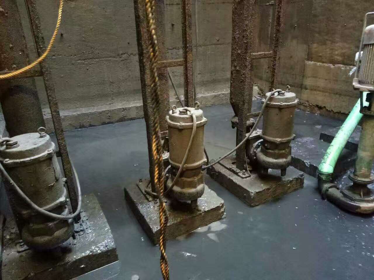 边坝污水池清理