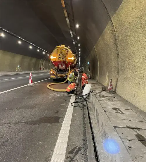 边坝隧道排水渠清淤